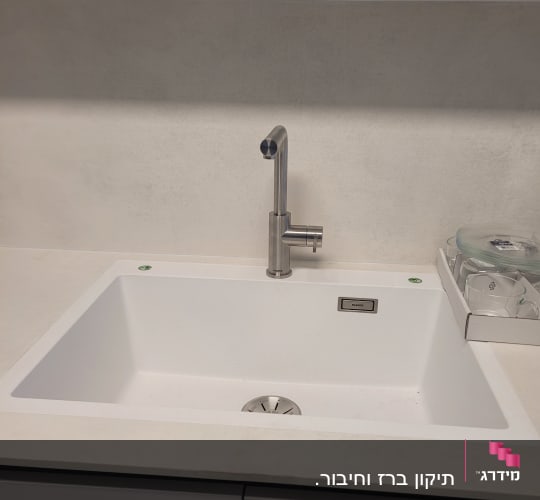 כיור מטבח עם ברז נירוסטה מודרני